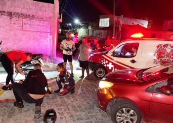 Motociclista fica ferido em colisão com Fiat Siena