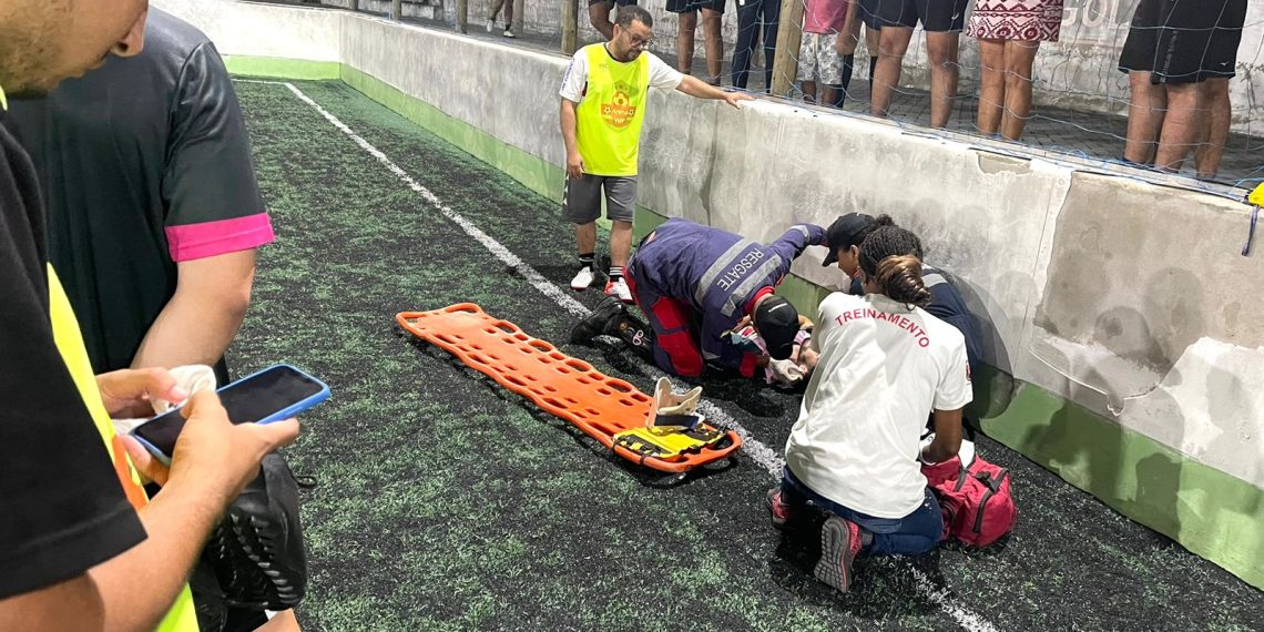 Jovem fica ferido durante ‘baba’ em Arena. Ele se bateu na parede do alambrado