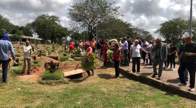 PE- Delegada morta pelo namorado na Bahia é enterrada em Recife: ‘Dava palestras sobre violência contra a mulher e infelizmente foi vítima’, diz amiga