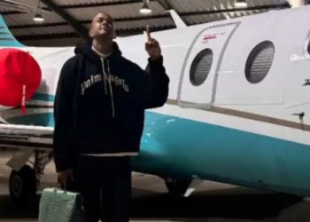 Léo Santana celebra compra de jatinho avaliado em R$ 35 milhões: “Benção”