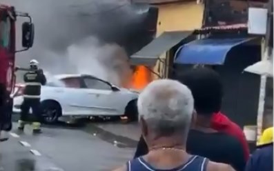 Homem morre carbonizado após bater carro em imóvel durante perseguição policial