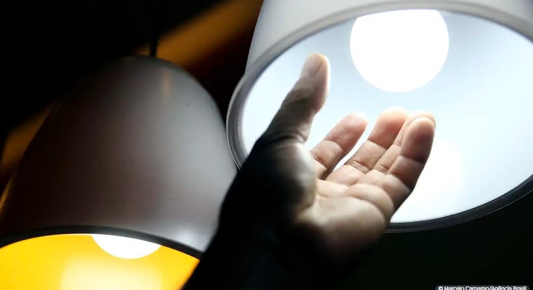 Aneel muda bandeira tarifária para vermelha patamar 2 em setembro