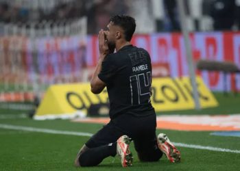 Atitude de Raniele após expulsão em Corinthians x Grêmio surpreendeu na Copa do Brasil; jogador é baiano de Baixa Grande