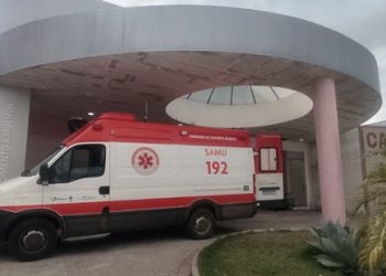 Homem é preso após esfaquear outro. Estado de saúde da vítima é considerado muito grave