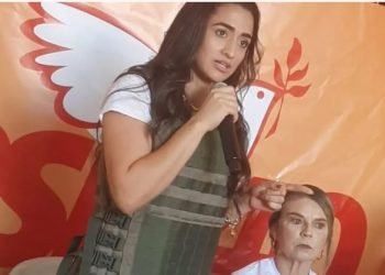 Candidata à prefeita usa colete à prova de balas em convenção por temer ameaças: “tenho que me precaver”