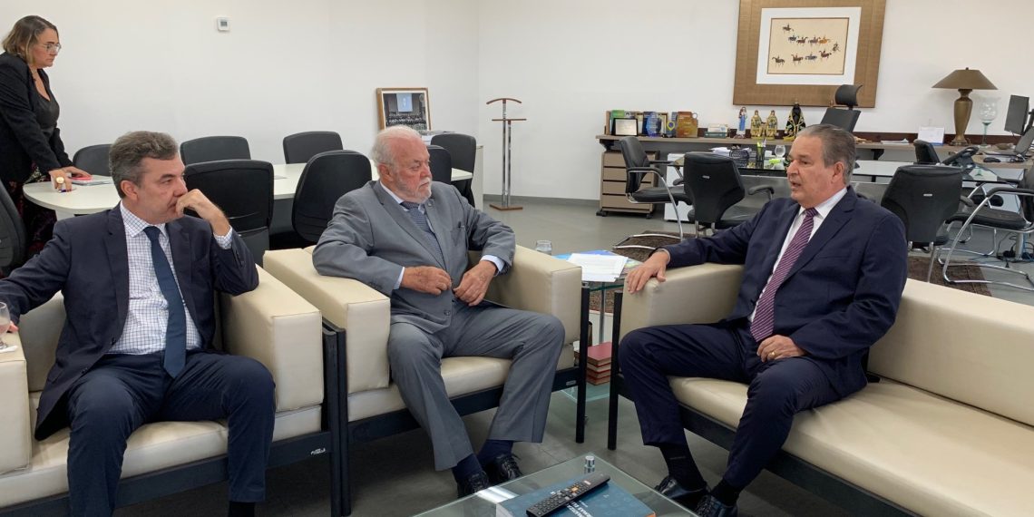 Presidente e corregedor do TCM entregam ao TRE lista de gestores punidos