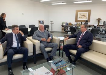 Presidente e corregedor do TCM entregam ao TRE lista de gestores punidos