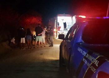 Homem morre e mulher fica ferida após serem atropelados ao parar para consertar moto