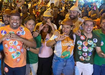 Comitê ambulante: candidato a reeleição de prefeito e vice de Santaluz têm a roupa coberta de praguinhas de postulantes ao cargo de vereador