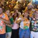 Comitê ambulante: candidato a reeleição de prefeito e vice de Santaluz têm a roupa coberta de praguinhas de postulantes ao cargo de vereador