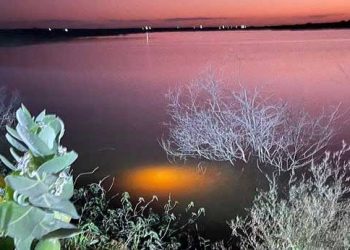 Carro cai em açude no limite entre Santaluz e Queimadas; motorista escapa sem ferimentos