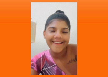 Jovem de 17 anos é assassinada a tiros na porta de casa