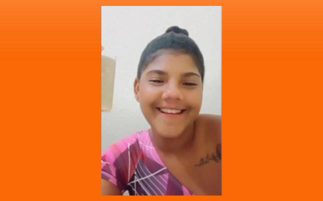 Jovem de 17 anos é assassinada a tiros na porta de casa