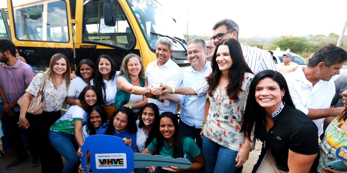 Santaluz – Ex-prefeito Júnior do Max mostra prestígio ao discursar em evento do governo, fazer pedidos e ser atendido