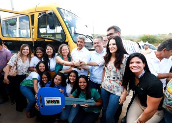 Santaluz – Ex-prefeito Júnior do Max mostra prestígio ao discursar em evento do governo, fazer pedidos e ser atendido