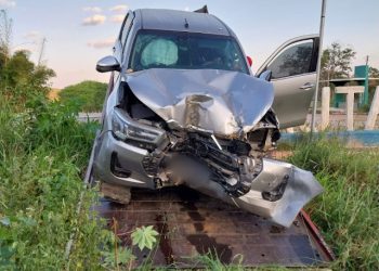 Hilux fica com frente destruída após colidir com carreta na BR 407