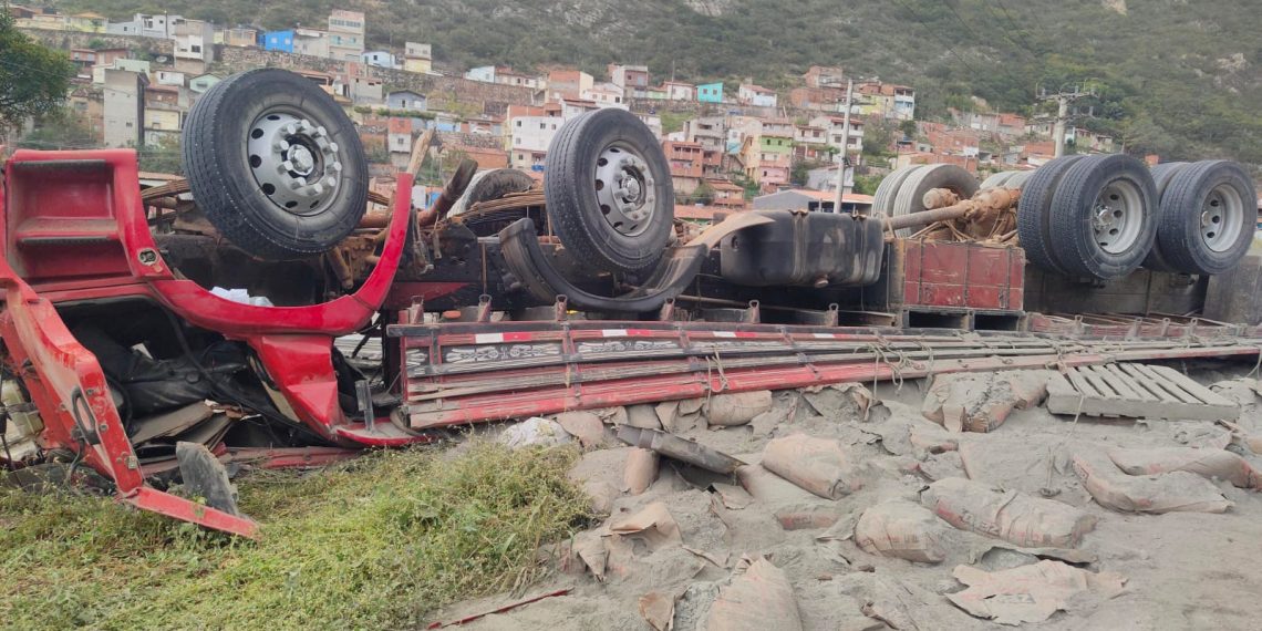 Motorista morre após caminhão carregado com cimento capotar na BR 324