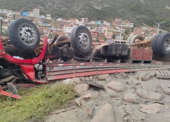 Motorista morre após caminhão carregado com cimento capotar na BR 324