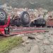 Motorista morre após caminhão carregado com cimento capotar na BR 324