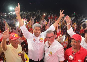 Jerônimo participa de comício de Derivaldo em Irará “por gratidão”