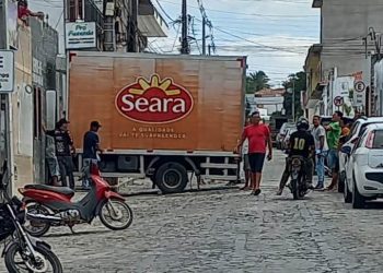 Caminhão desgovernado invade residência no centro da cidade
