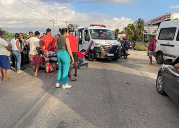 Duas jovens ficam feridas, após motocicleta ser atingida por carro na BA 120