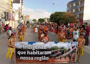 Desfile cívico em Coité lembra a história dos povos indígenas e africanos