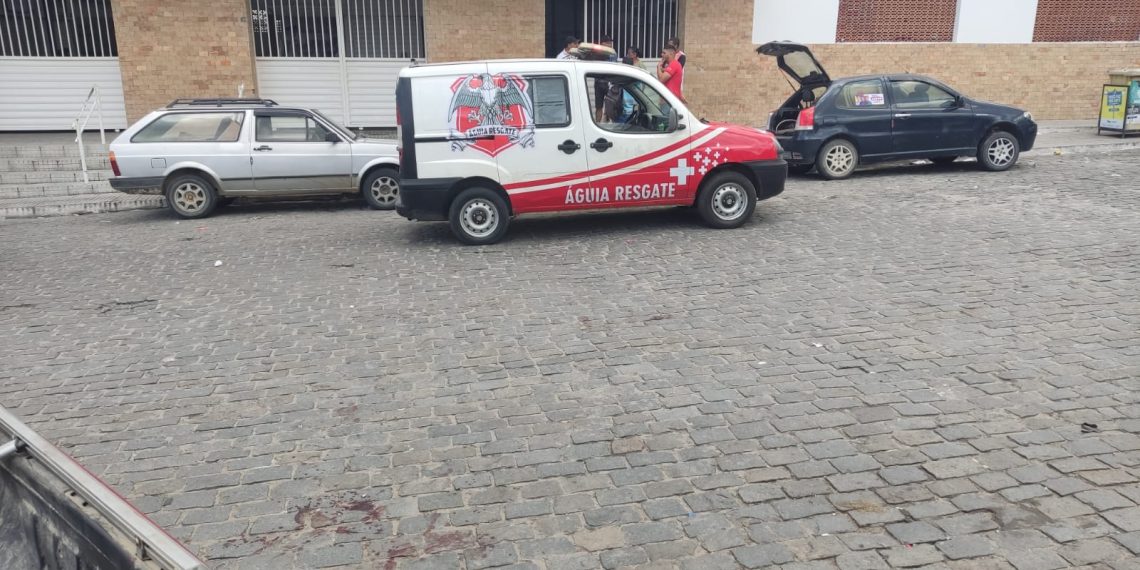 Suposta discussão política dentro do Mercado Municipal termina com homem ferido a golpes de faca