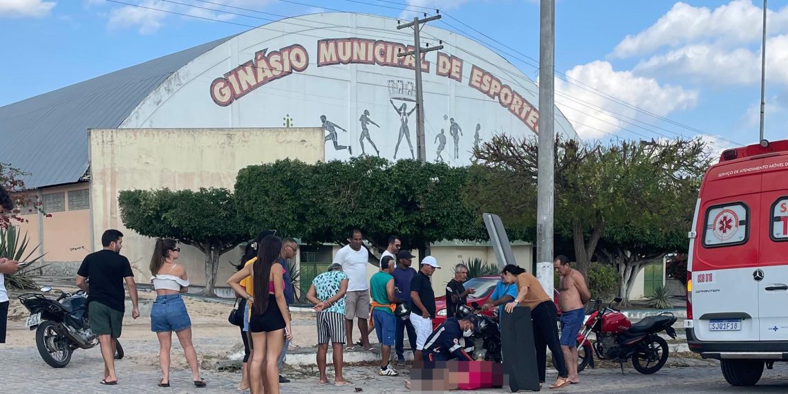 Mulher morre em acidente de moto na BA 120 em frente ao Ginásio de Esportes