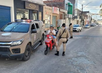 Polícia Militar realiza blitz educativa em Coité para conscientizar os motociclistas sobre uso inadequado de escamento adulterado