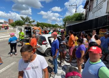 Segurança é alvejado a tiros e dirige carro por cerca de 500 metros até parar na frente de um bar