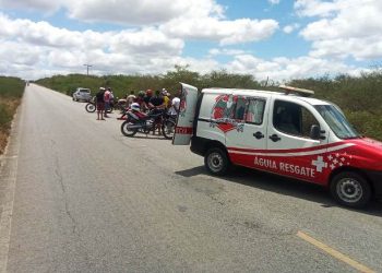 Casal fica ferido após motocicleta quebrar corrente e estourar pneu na BA 120