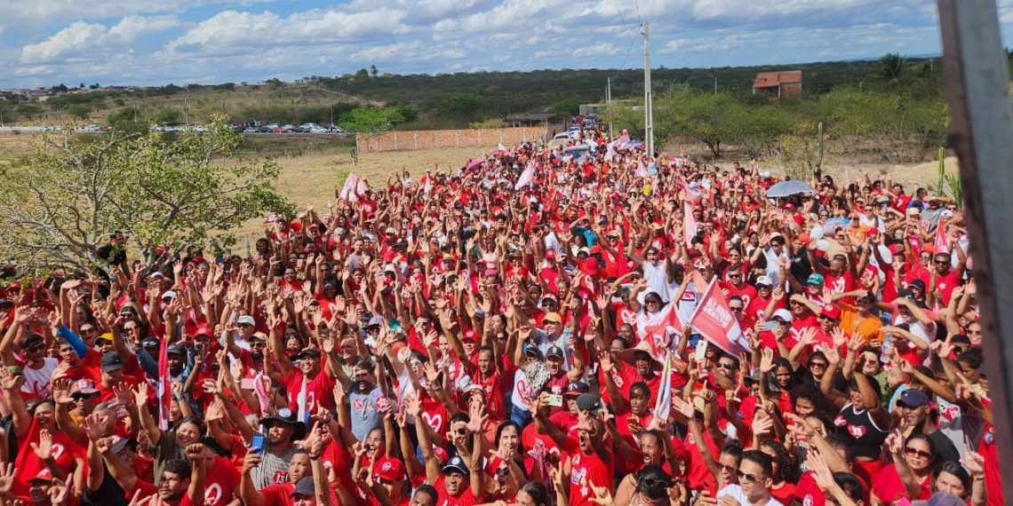 ‘Mar vermelho’ durante a passagem de Jerônimo por Barrocas para apoiar Almir de Maciel