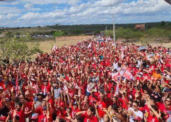 ‘Mar vermelho’ durante a passagem de Jerônimo por Barrocas para apoiar Almir de Maciel