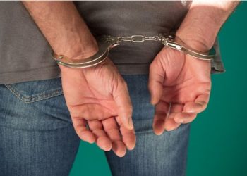 Homem é preso pela PM acusado de estuprar jovem de 17 anos quando seguia para igreja