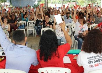 Saúde mental é principal problema para professores (as), aponta pesquisa APLB cobra que o poder público promova medidas efetivas para garantir um ambiente mais saudável e sustentável