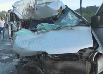 Três mulheres morrem após batida entre van que transportava pacientes e carreta na BR 324; duas das vítimas eram irmãs