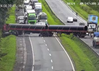 BR 324 – Principal rodovia da BA é interditada após motorista perder controle e carreta ficar atravessada na pista