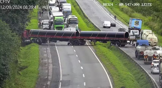 BR 324 – Principal rodovia da BA é interditada após motorista perder controle e carreta ficar atravessada na pista