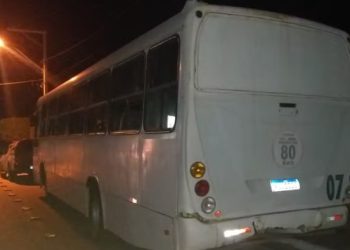 Adolescente de 12 anos morre após colocar cabeça para fora de ônibus e bater em poste