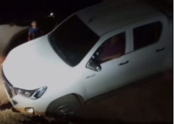 Abertura de vala para instalação de rede de esgoto resulta em dois acidentes, um com vítima fatal