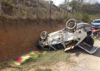 Capotamento na BA 131 deixa uma pessoa morta e três feridas