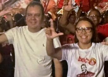 Elmar Nascimento “faz o L” durante comício em Andorinha