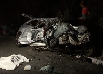Colisão envolvendo dois carros deixa cinco mortos na Estrada do Feijão. Candidato prefeito nas últimas eleições ficou ferido