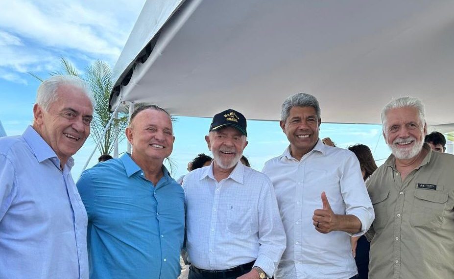 Ao lado do presidente Lula, Adolfo Menezes reafirma: “educação não é gasto; é investimento”