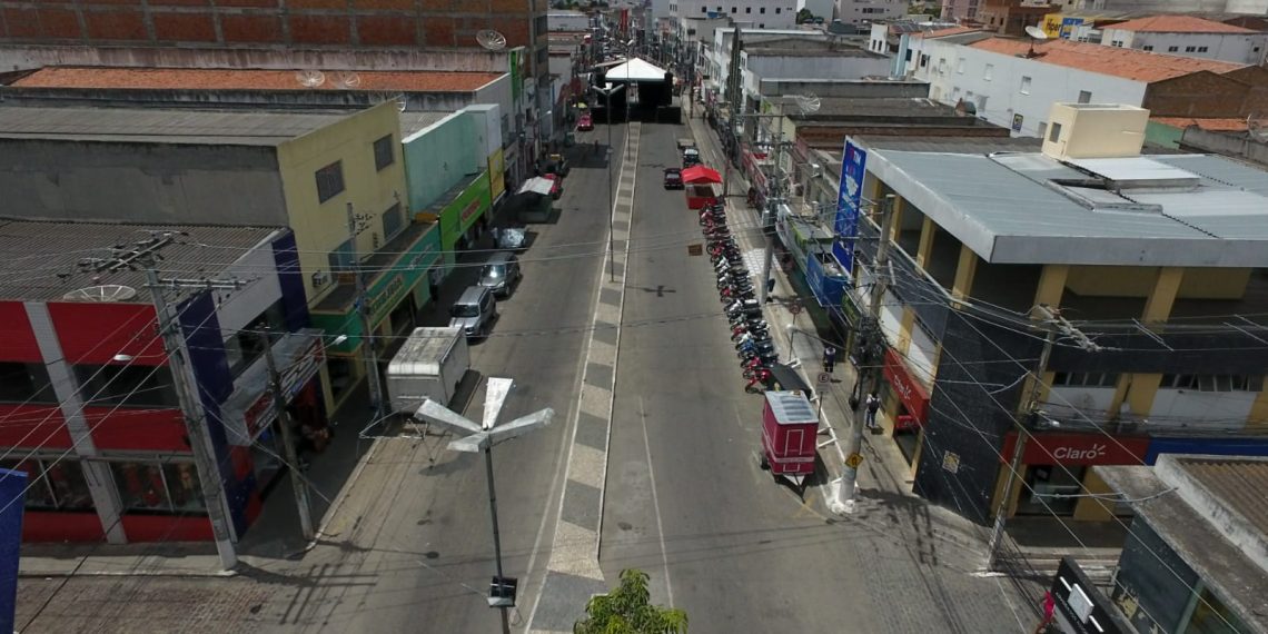 Centro comercial de Coité sofre interdição após montagem de estrutura para o comício de Marcelo Araújo