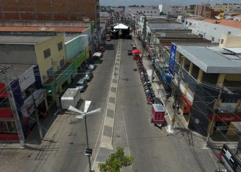 Centro comercial de Coité sofre interdição após montagem de estrutura para o comício de Marcelo Araújo