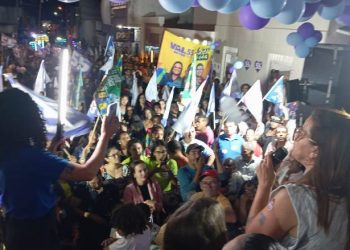 Val realiza o último comício na Rua Carijé falando do Coité Card que “tem incomodado o prefeito”