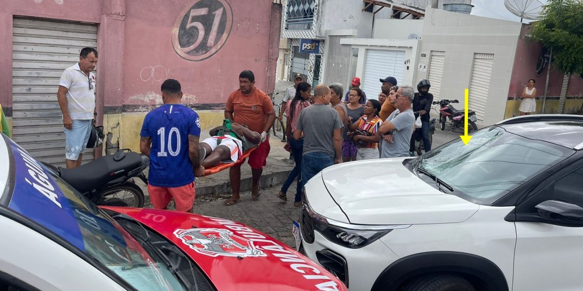 Motociclista fica ferido após colidir em carro em esquina marcada por outros acidentes
