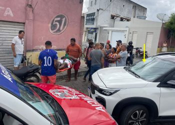 Motociclista fica ferido após colidir em carro em esquina marcada por outros acidentes